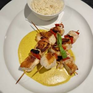 Brochettes de poulet au curry jaune